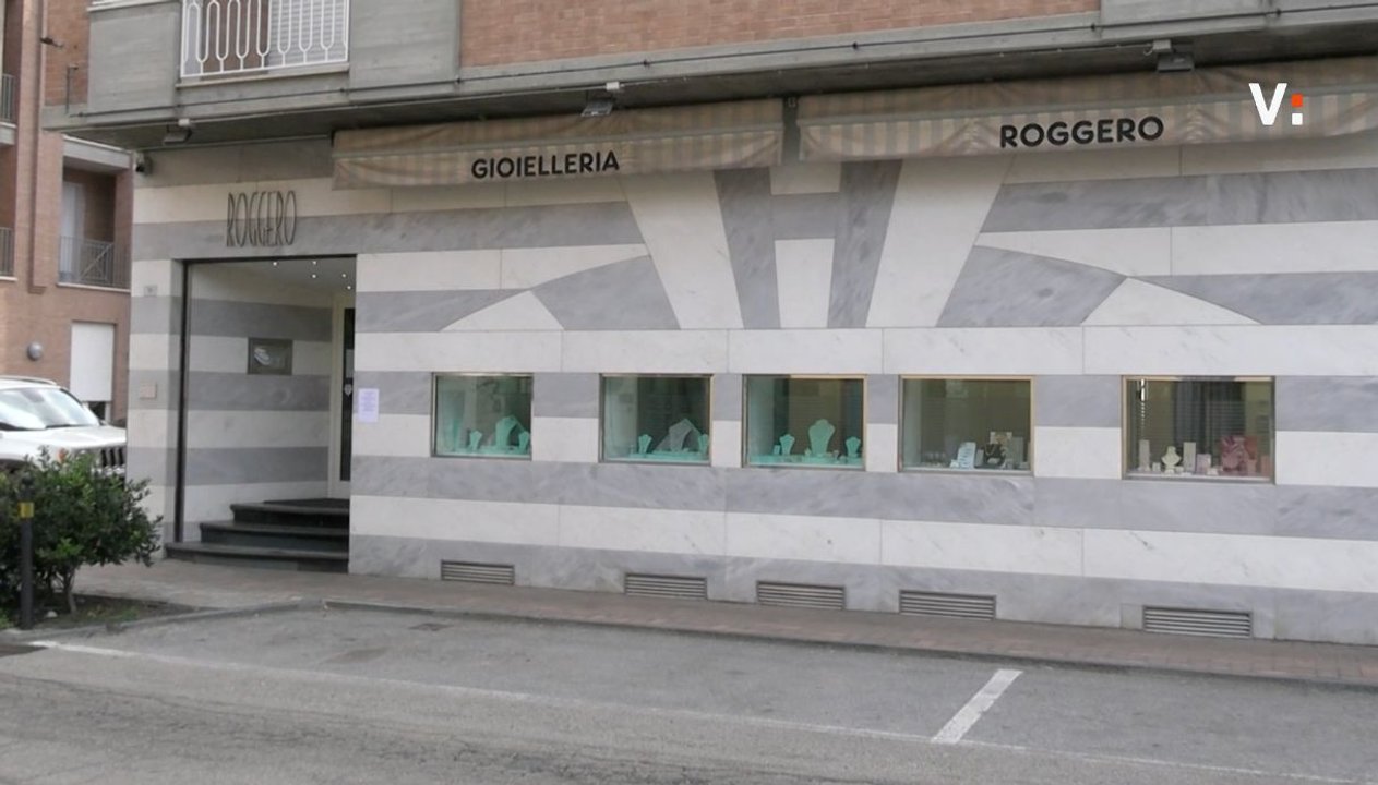 Mario Roggero, riaperta la gioielleria di Grinzane Cavour: la moglie in negozio, il cartello per i giornalisti