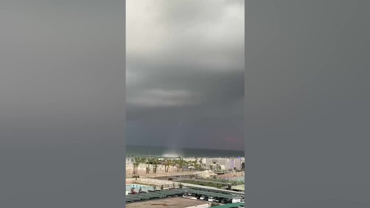 Lettini e ombrelloni divelti sulla spiaggia a Chioggia da una devastante tromba d'aria, le immagini