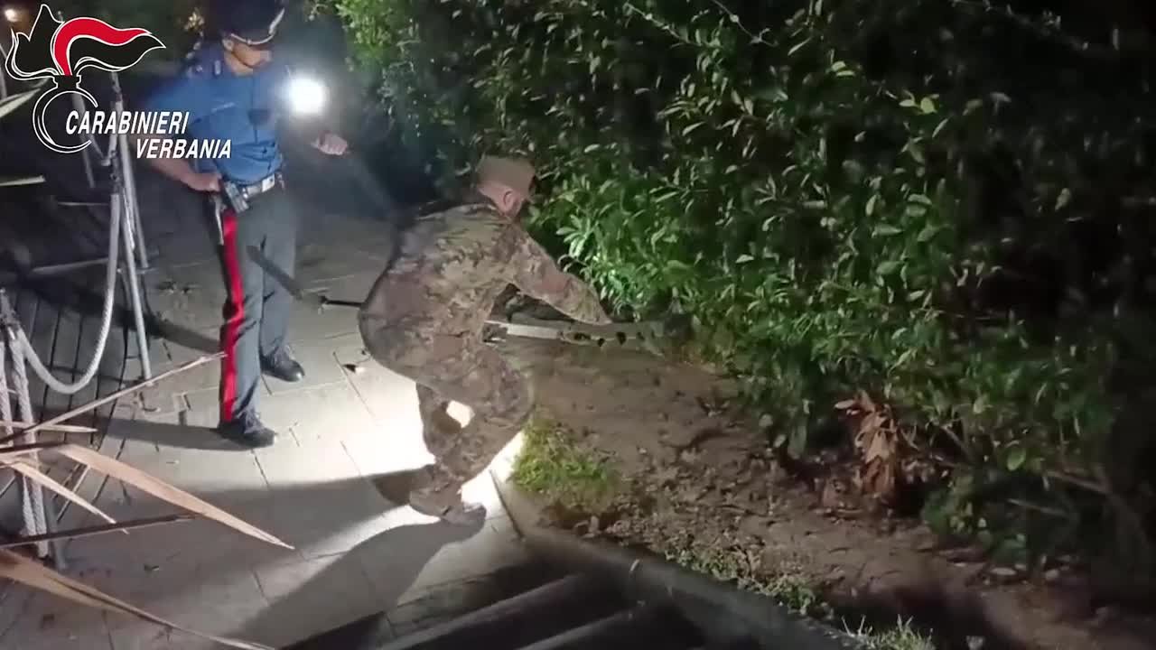 Carabinieri in operazione su cantiere rifiuti, sequestri di macchinari industriali, documenti di reato sparsi