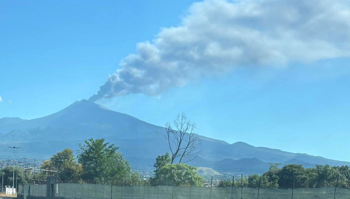 Voli cancellati all'aeroporto di Catania per attività vulcanica dell'Etna, passeggeri bloccati alla partenza