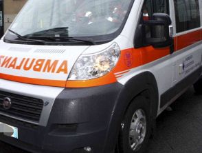 15enne accoltellato all'addome a La Spezia mentre difende la madre da una lite col compagno: come sta