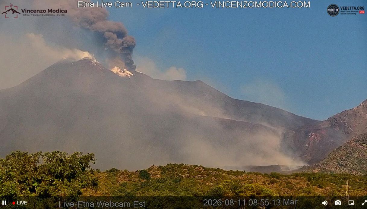 https://wips.plug.it/cips/notizie.virgilio.it/cms/2026/08/aeroporto-catania-eruzione-etna-11-agosto.jpg