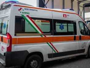 Andora, difende l'amica da alcuni giovani e viene colpito alla testa con un cartello stradale