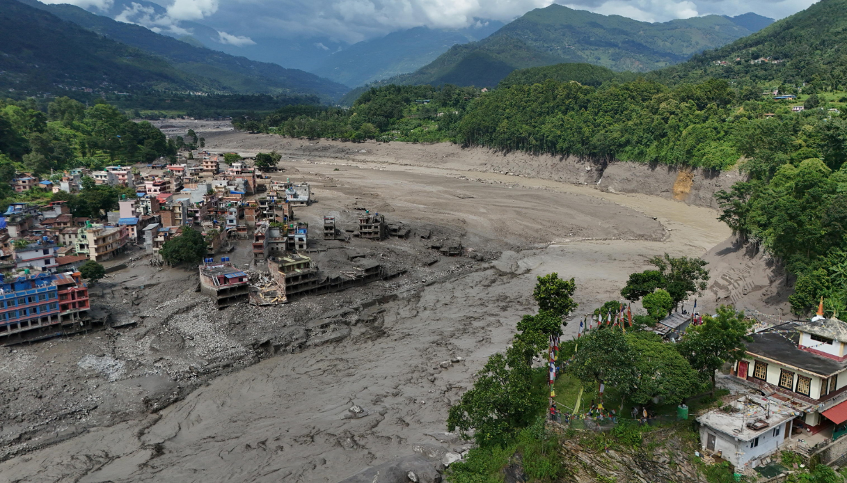 https://wips.plug.it/cips/notizie.virgilio.it/cms/2026/08/alluvione-nepal-tibet.png