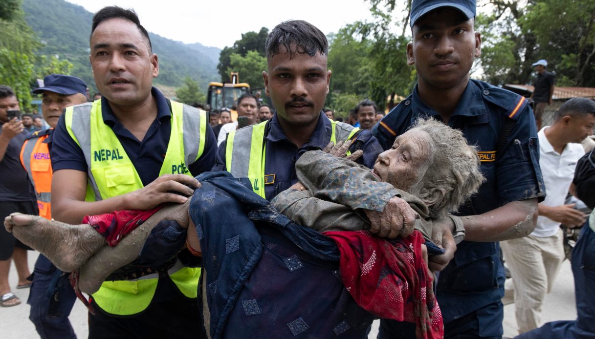 https://wips.plug.it/cips/notizie.virgilio.it/cms/2026/08/alluvione-tibet-nepal-italiani.jpg
