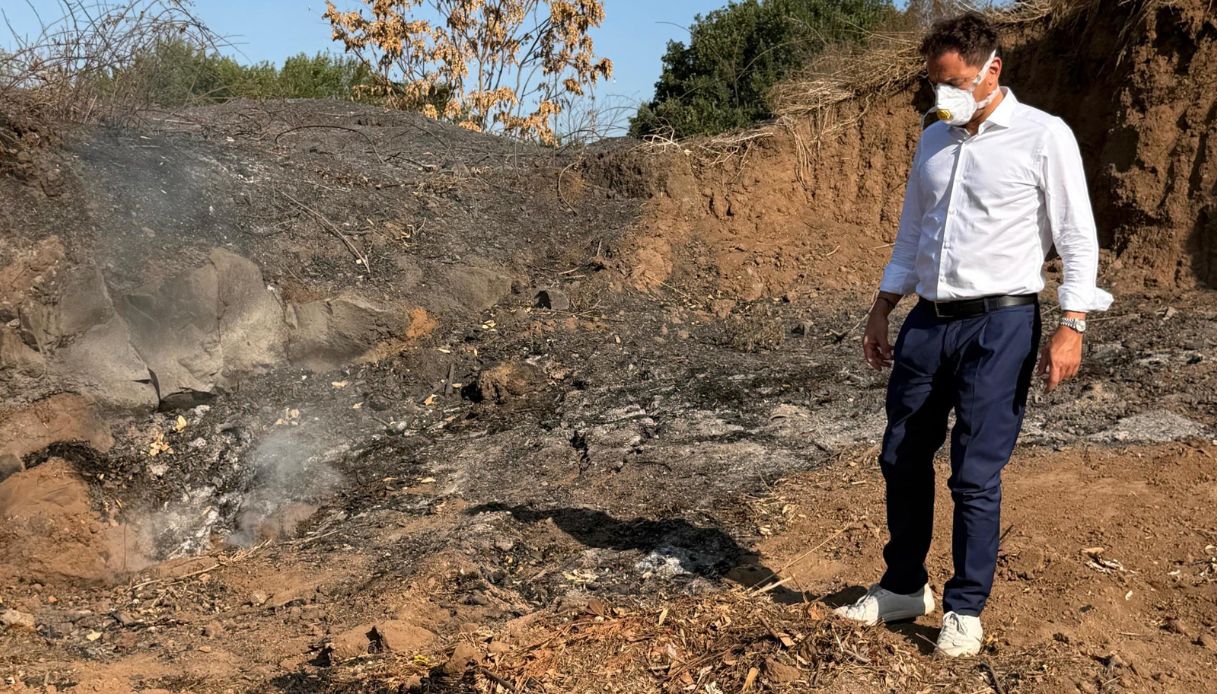 https://wips.plug.it/cips/notizie.virgilio.it/cms/2026/08/amianto-incendio-laurentina-scuole.jpg