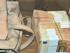 Senzatetto trova una valigetta piena di soldi a Belluno e lancia 4mila euro in banconote da 50 in strada