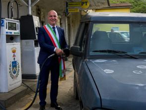 A Valle Castellana arriva la ‘benzina del sindaco’, il Comune gestisce il distributore e abbatte i prezzi