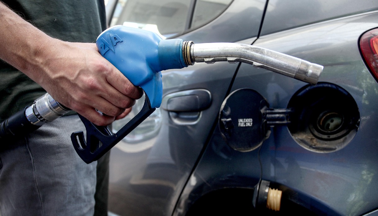 https://wips.plug.it/cips/notizie.virgilio.it/cms/2026/08/benzina-diesel-carburanti-annacquati-1.jpg