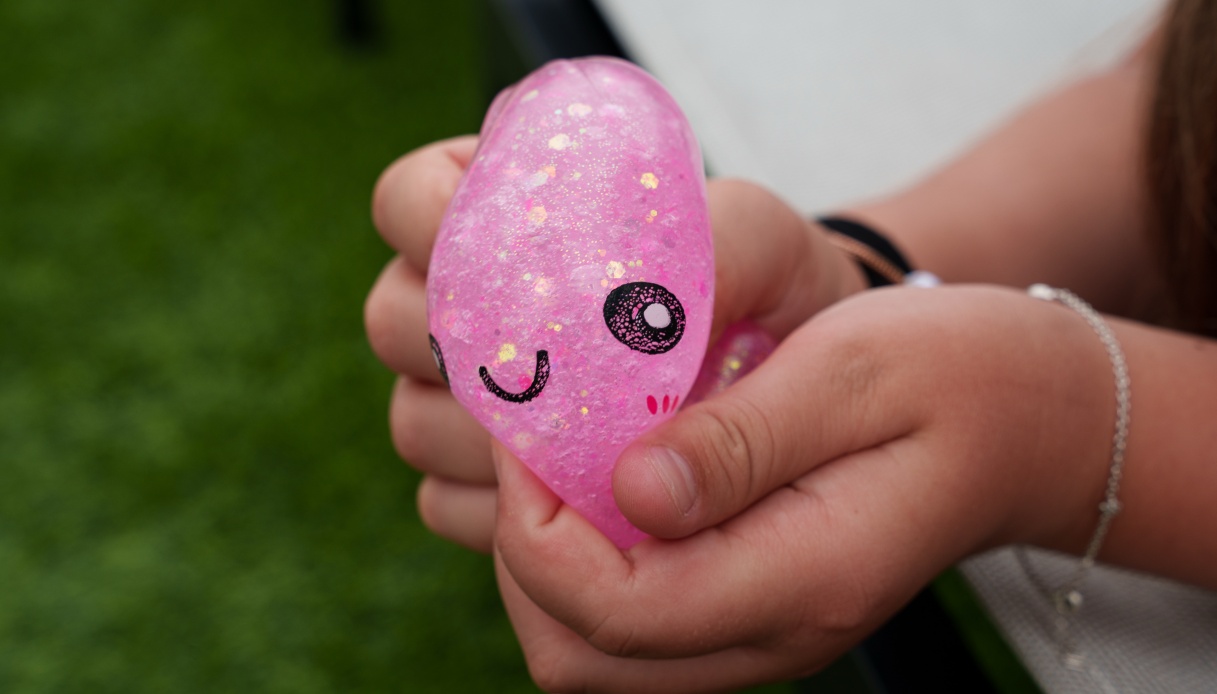 https://wips.plug.it/cips/notizie.virgilio.it/cms/2026/08/bimbo-ustionato-squishy.jpg
