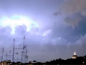 Bomba d'acqua nel Lazio e su Roma dopo l'ondata di caldo, temporali intensi e grandine: le previsioni meteo