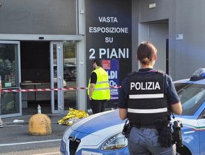 Accoltella l'ex moglie davanti ai figli a Brescia al Campo Grande, i passanti lo disarmano con una sedia