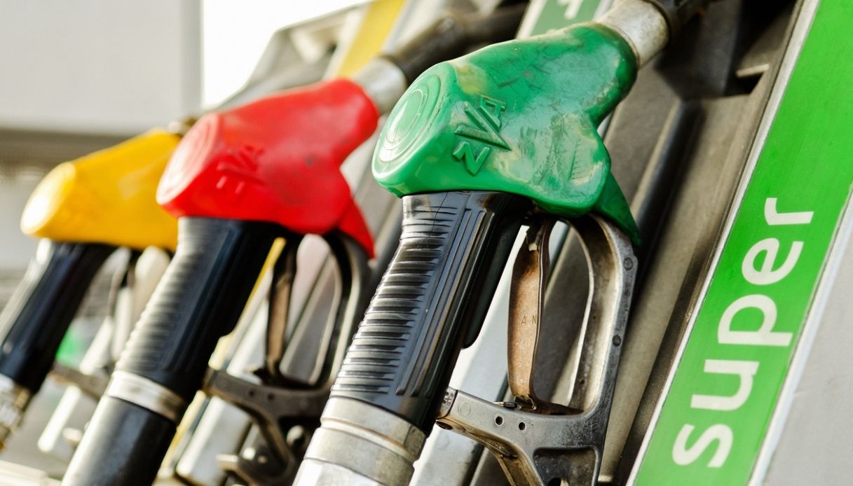 https://wips.plug.it/cips/notizie.virgilio.it/cms/2026/08/caro-carburanti-buono-benzina-taglio-accise.jpg