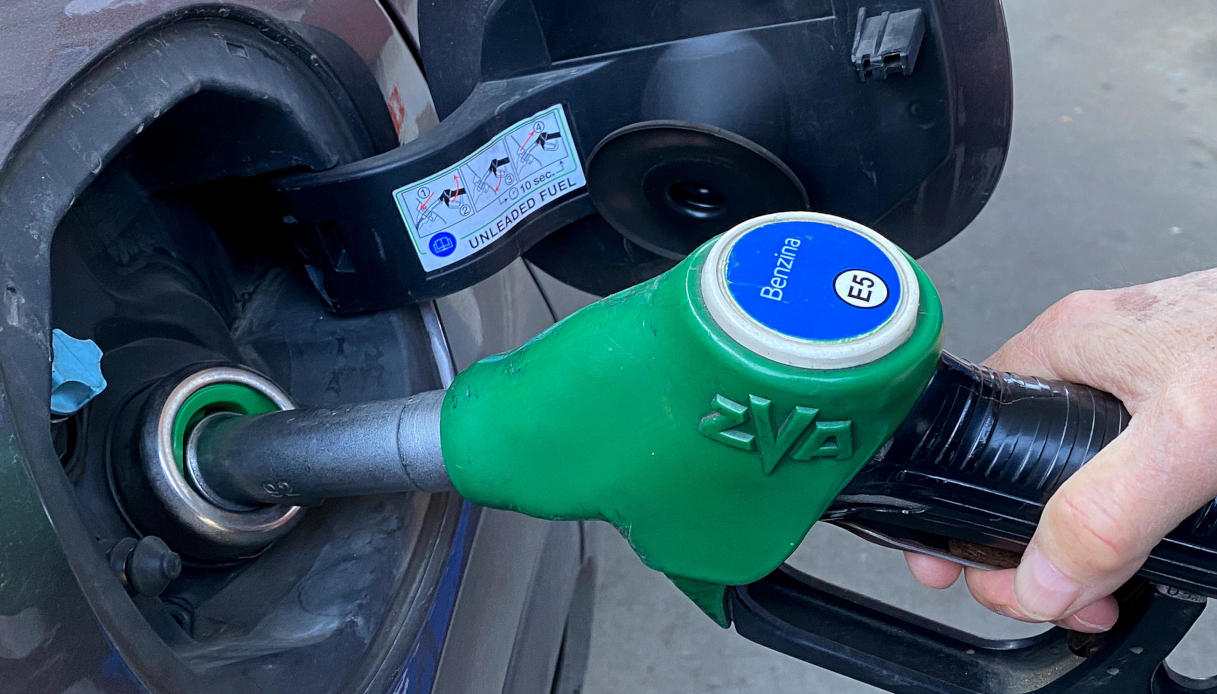 https://wips.plug.it/cips/notizie.virgilio.it/cms/2026/08/caro-carburanti.jpg