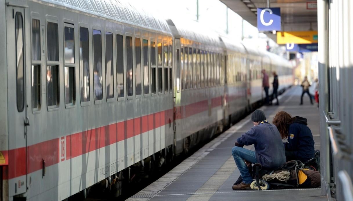 https://wips.plug.it/cips/notizie.virgilio.it/cms/2026/08/castiglione-cosentino-capotreno.jpg