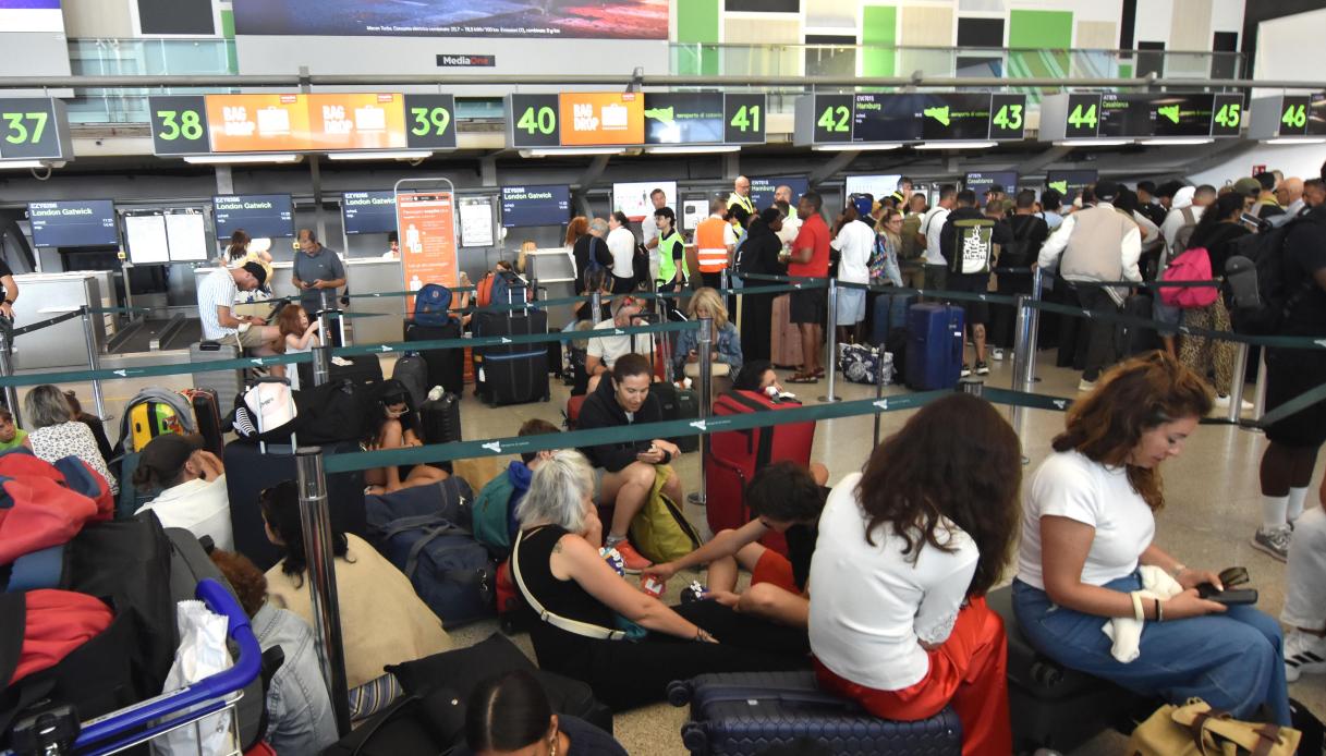 https://wips.plug.it/cips/notizie.virgilio.it/cms/2026/08/catania-eruzione-etna-aeroporto.jpg