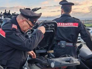 Cattolica, uomo si getta con l'auto nel porto e con a bordo la moglie, poi scappa: è ancora in fuga