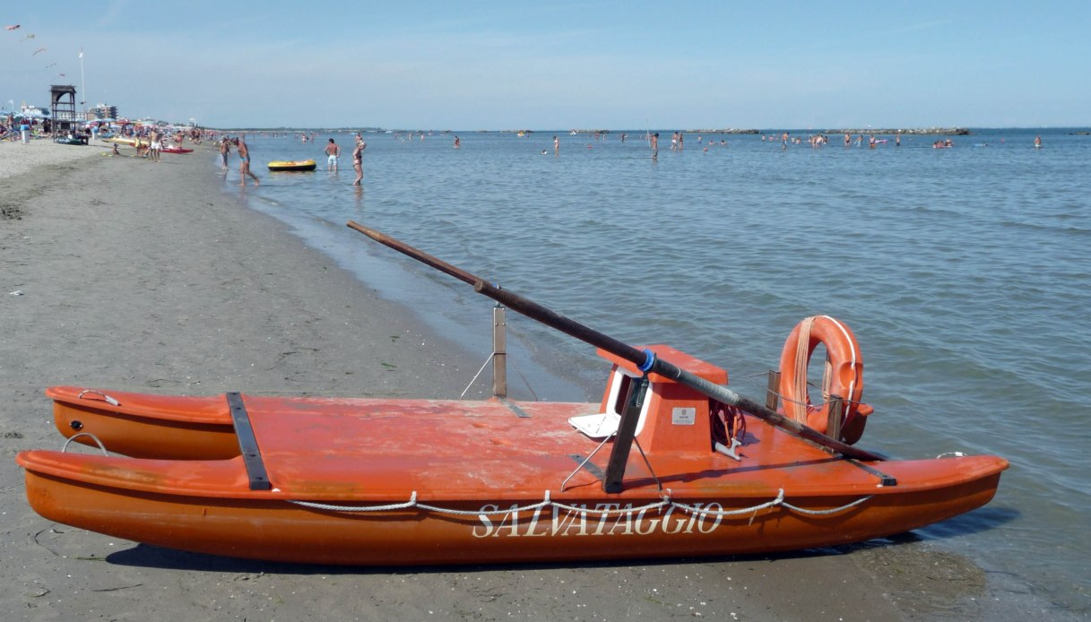 Tragedia a Cesenatico, muore sul materassino in mare dopo un malore: galleggiava alla deriva