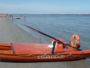 Tragedia a Cesenatico, muore sul materassino in mare dopo un malore: galleggiava alla deriva