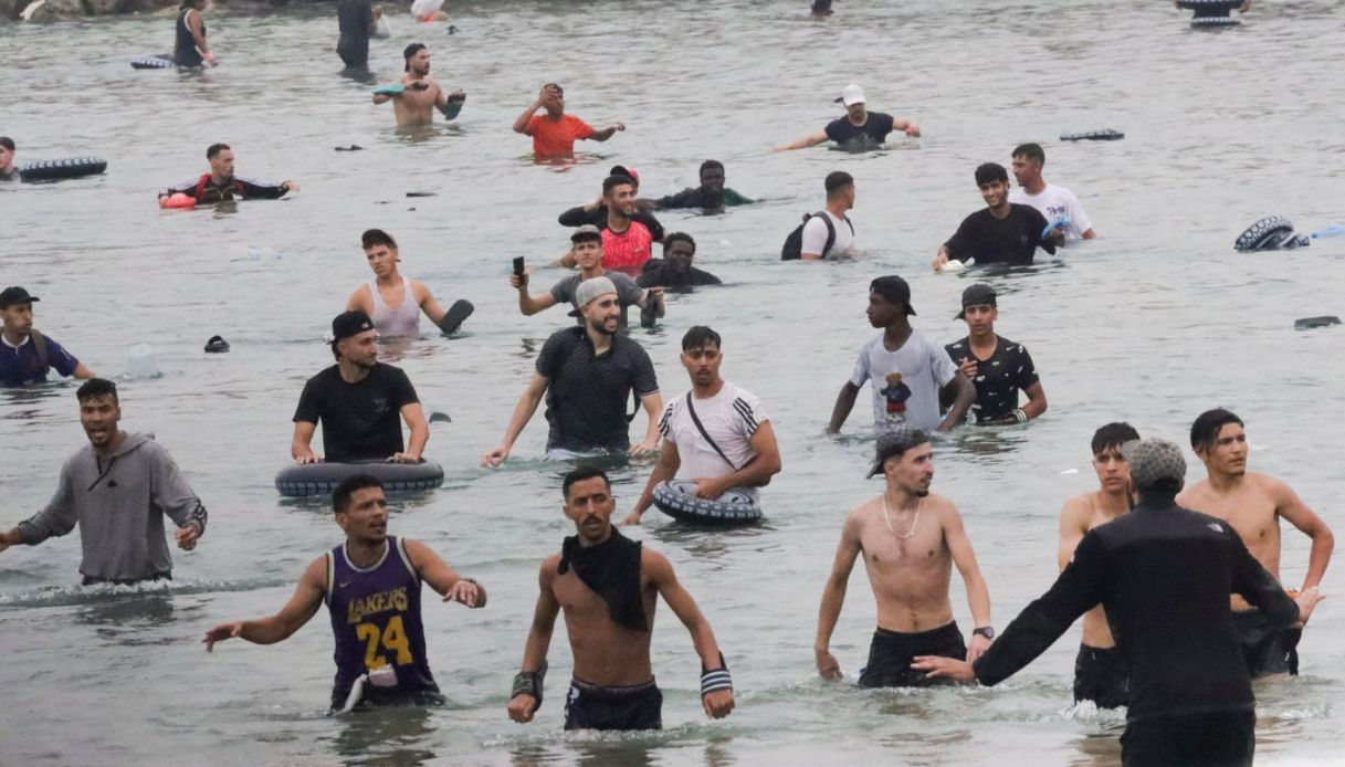 https://wips.plug.it/cips/notizie.virgilio.it/cms/2026/08/ceuta-migranti.jpg
