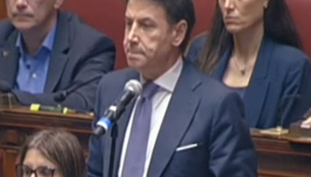 Giuseppe Conte durante un discorso in Camera si scusa per un errore su "interna corporis", spiegato da Anna Ascani