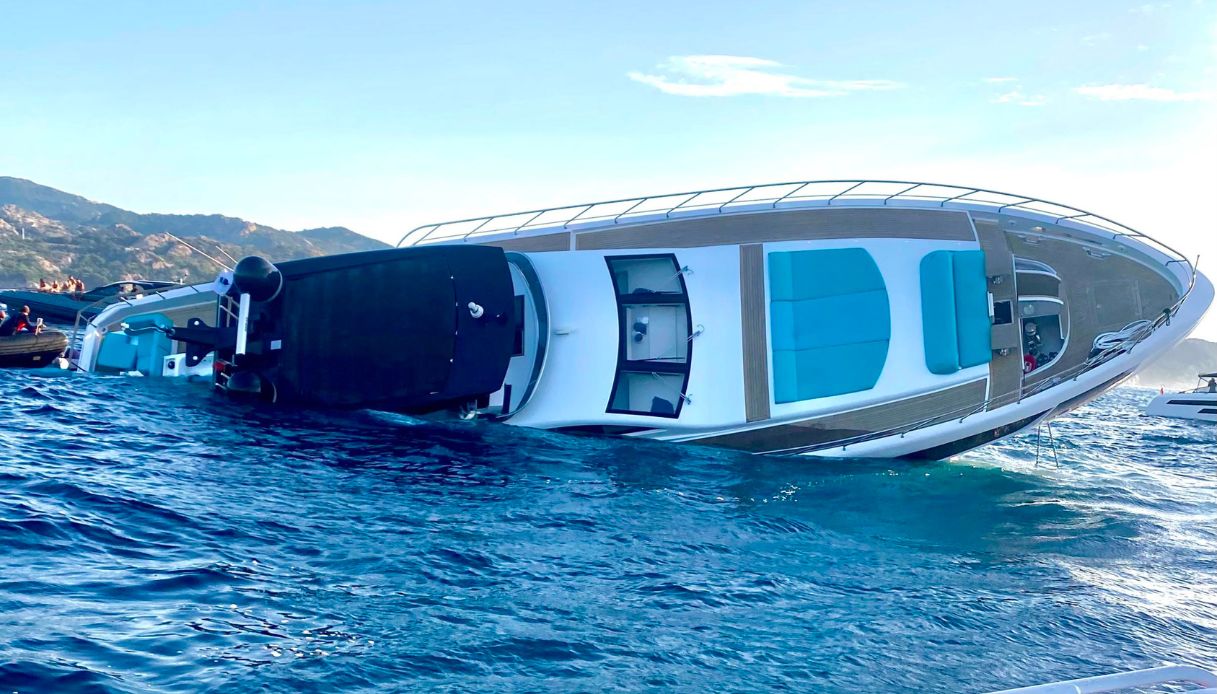 https://wips.plug.it/cips/notizie.virgilio.it/cms/2026/08/costa-smeralda-yacht-affondato-porto-cervo.jpg