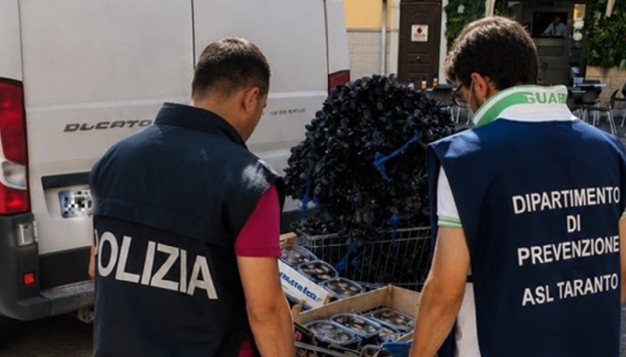 Il caso dei 100 kg di cozze sequestrate e distrutte a Taranto, i dettagli del blitz: due uomini denunciati