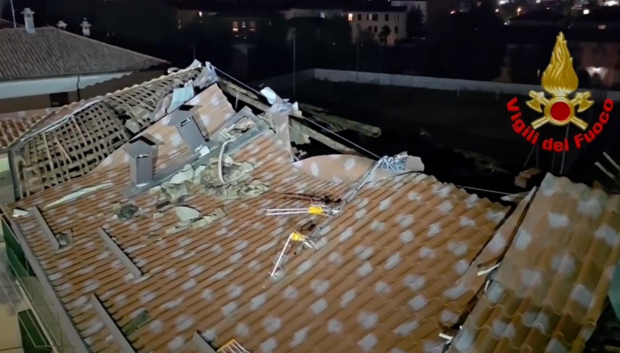 cremona devastata dalla tromba d aria pesanti danni a tetti auto chiese e palazzo comunale da Virgilio.it cremona devastata dalla tromba d aria pesanti danni a tetti auto chiese e palazzo comunale