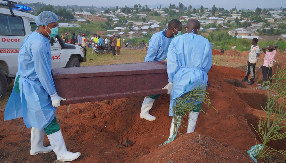 Ebola, l’epidemia dilaga con 2500 morti in 3 mesi e un’area colpita più grande della Francia: allarme dell Ebola, l’epidemia dilaga con 2500 morti in 3 mesi e un’area colpita più grande della Francia: allarme dell