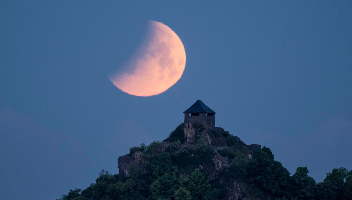 https://wips.plug.it/cips/notizie.virgilio.it/cms/2026/08/eclissi-di-luna-in-arrivo-quando-e-dove-si-vedra-meglio-in-italia.jpg