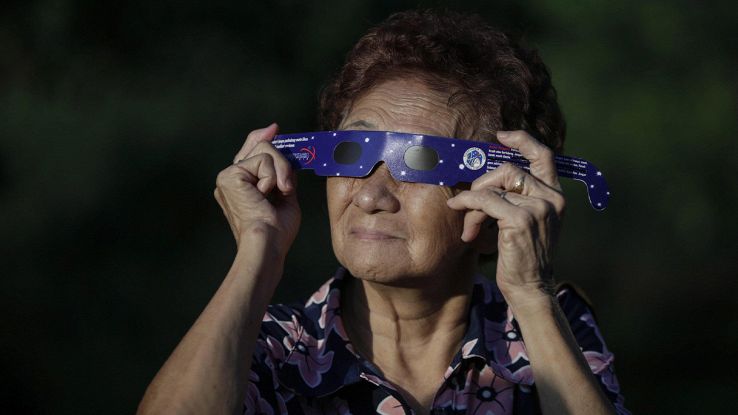 Eclissi solare del 12 agosto in Italia, come proteggere gli occhi evitando danni permanenti alla retina