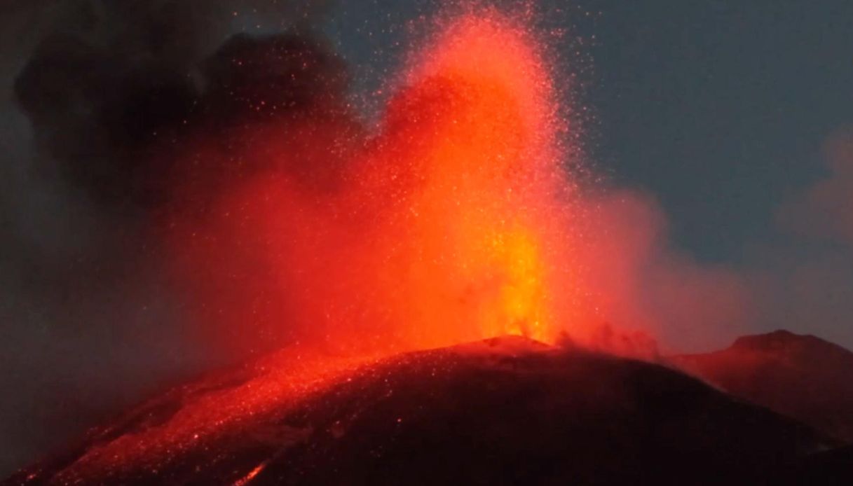 https://wips.plug.it/cips/notizie.virgilio.it/cms/2026/08/eruzione-etna-1.jpg