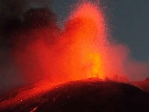 Continua l’eruzione dell’Etna, chiuso fino a venerdì 14 agosto l’aeroporto di Catania. Musumeci: “Va spostato”