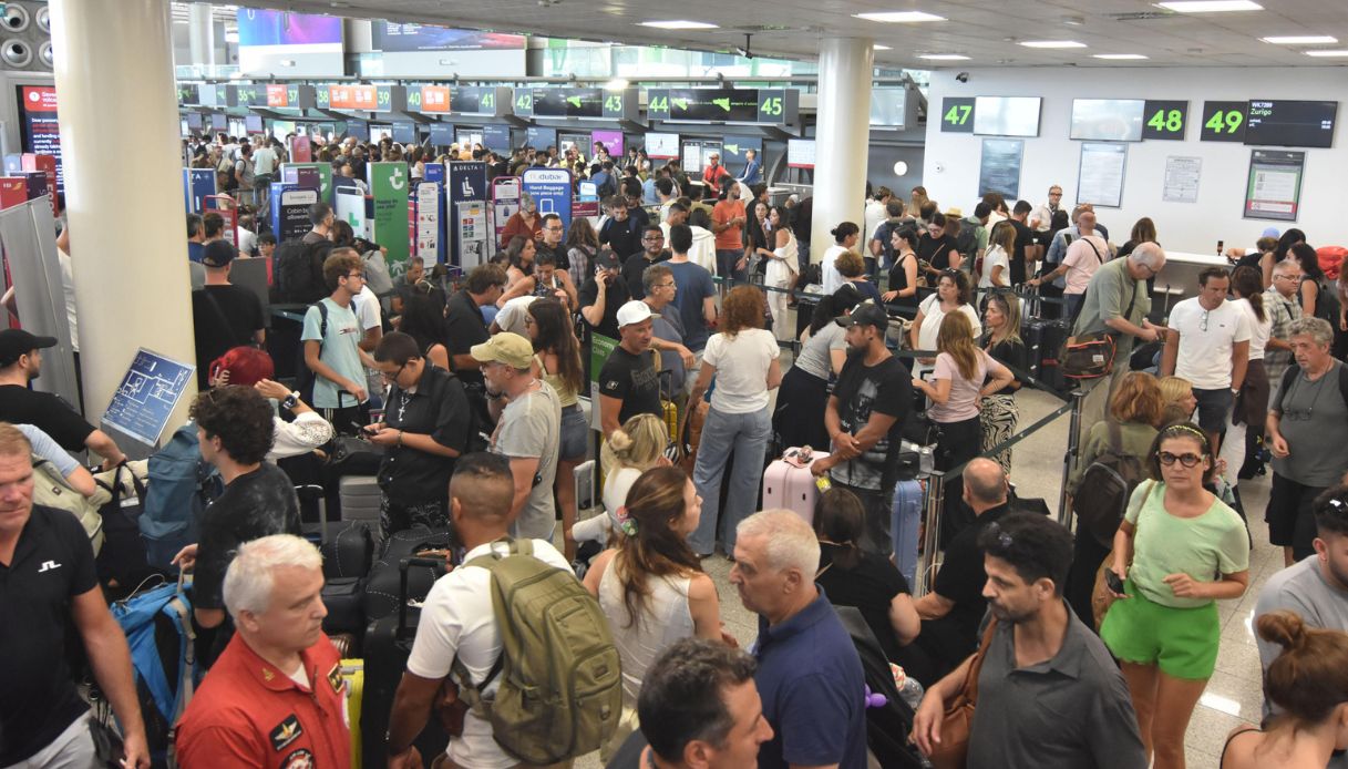 https://wips.plug.it/cips/notizie.virgilio.it/cms/2026/08/eruzione-etna-catania.jpg