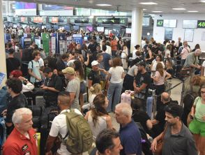 Stop ai voli all'aeroporto di Catania per l'eruzione dell'Etna, la rabbia dei passeggeri: 
