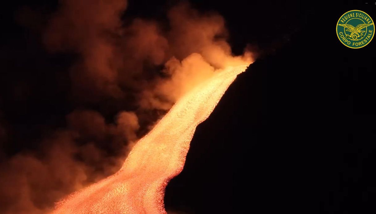 https://wips.plug.it/cips/notizie.virgilio.it/cms/2026/08/eruzione-etna-voli-sospesi-catania.jpg