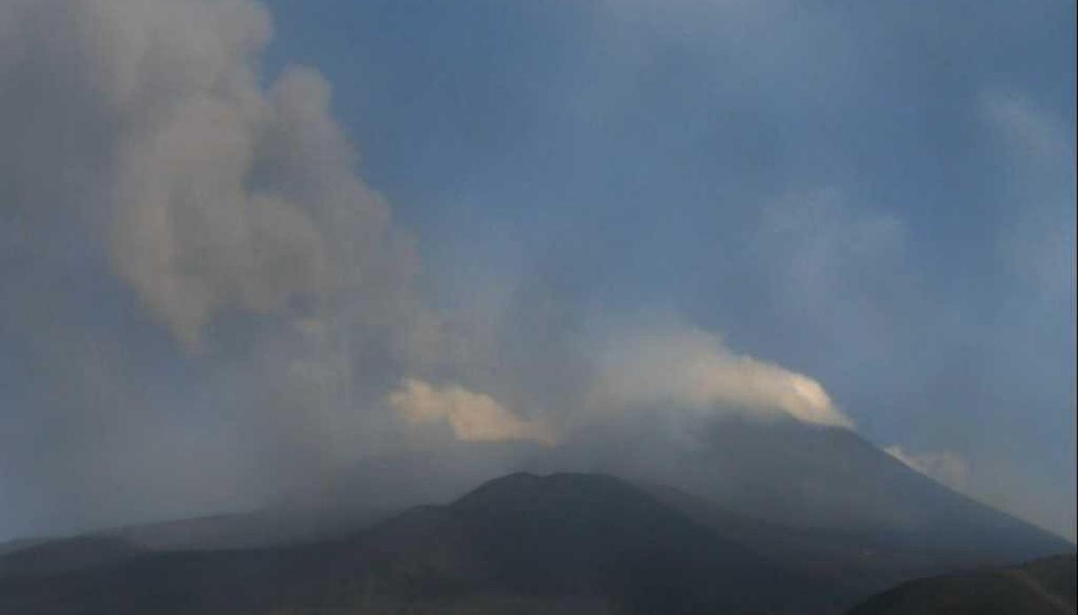 https://wips.plug.it/cips/notizie.virgilio.it/cms/2026/08/eruzione-etna-voli.jpg