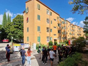 Esplosione in una palazzina a Perugia, tetto crollato: ci sono feriti, una donna è caduta dal quarto piano