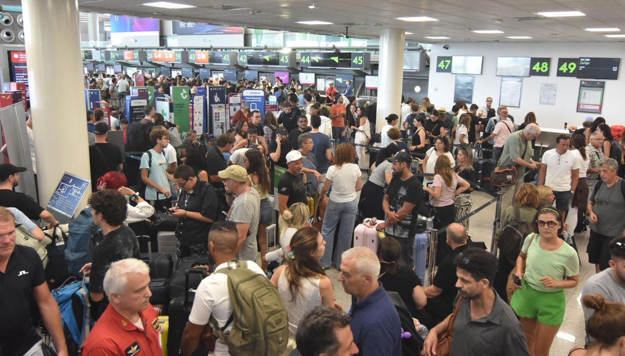 https://wips.plug.it/cips/notizie.virgilio.it/cms/2026/08/etna-aeroporto-catania-eruzione.jpg
