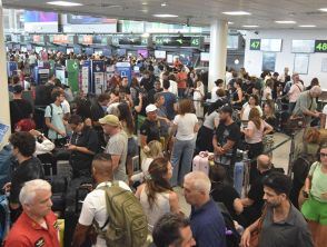 Etna in eruzione con cenere e un'alta nube, voli dell'aeroporto di Catania a singhiozzo: caos tra i passeggeri