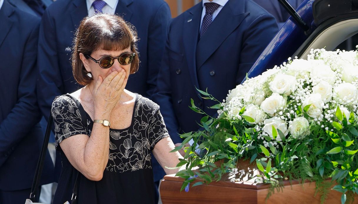 https://wips.plug.it/cips/notizie.virgilio.it/cms/2026/08/eugenia-roccella-funerali-marito-luigi-cavallari-bara.jpg