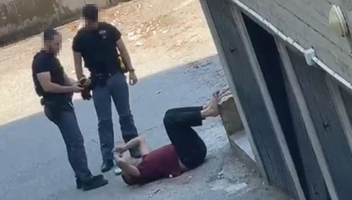 caso fakir parla l uomo che lo ha immobilizzato dai piedi con gli agenti picchiato subisco minacce da Virgilio.it caso fakir parla l uomo che lo ha immobilizzato dai piedi con gli agenti picchiato subisco minacce