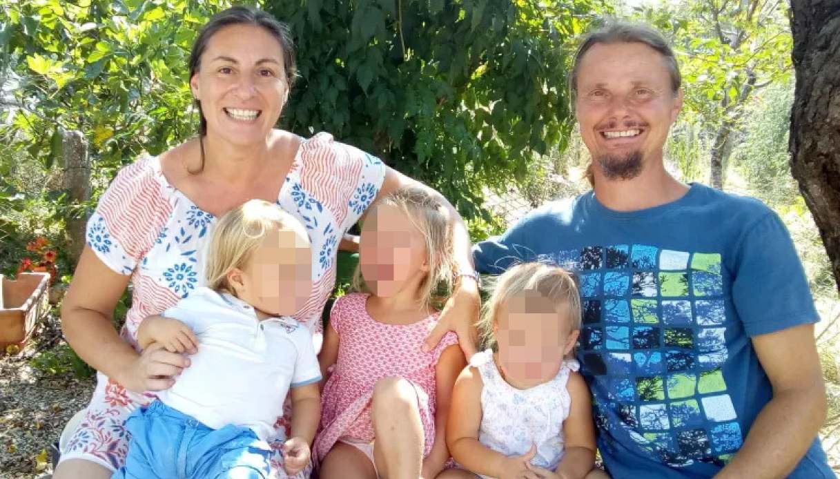 https://wips.plug.it/cips/notizie.virgilio.it/cms/2026/08/famiglia-nel-bosco-2.jpg