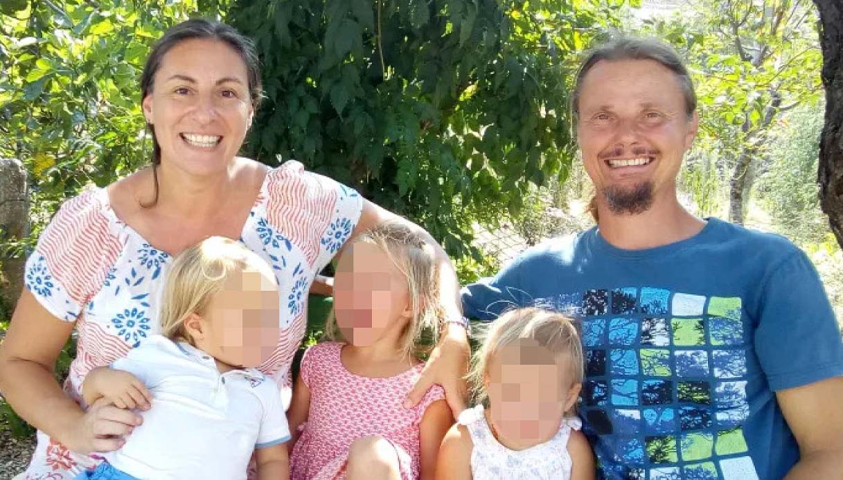 turisti curiosi assaltano la famiglia nel bosco appello di nathan e catherine chiediamo privacy e spazio da Virgilio.it turisti curiosi assaltano la famiglia nel bosco appello di nathan e catherine chiediamo privacy e spazio