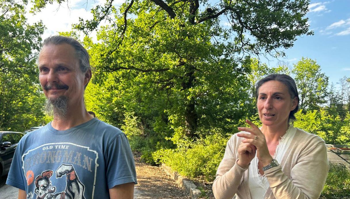 https://wips.plug.it/cips/notizie.virgilio.it/cms/2026/08/famiglia-nel-bosco-nathan-catherine.jpg