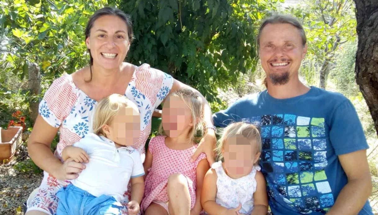 https://wips.plug.it/cips/notizie.virgilio.it/cms/2026/08/famiglia-nel-bosco.jpg