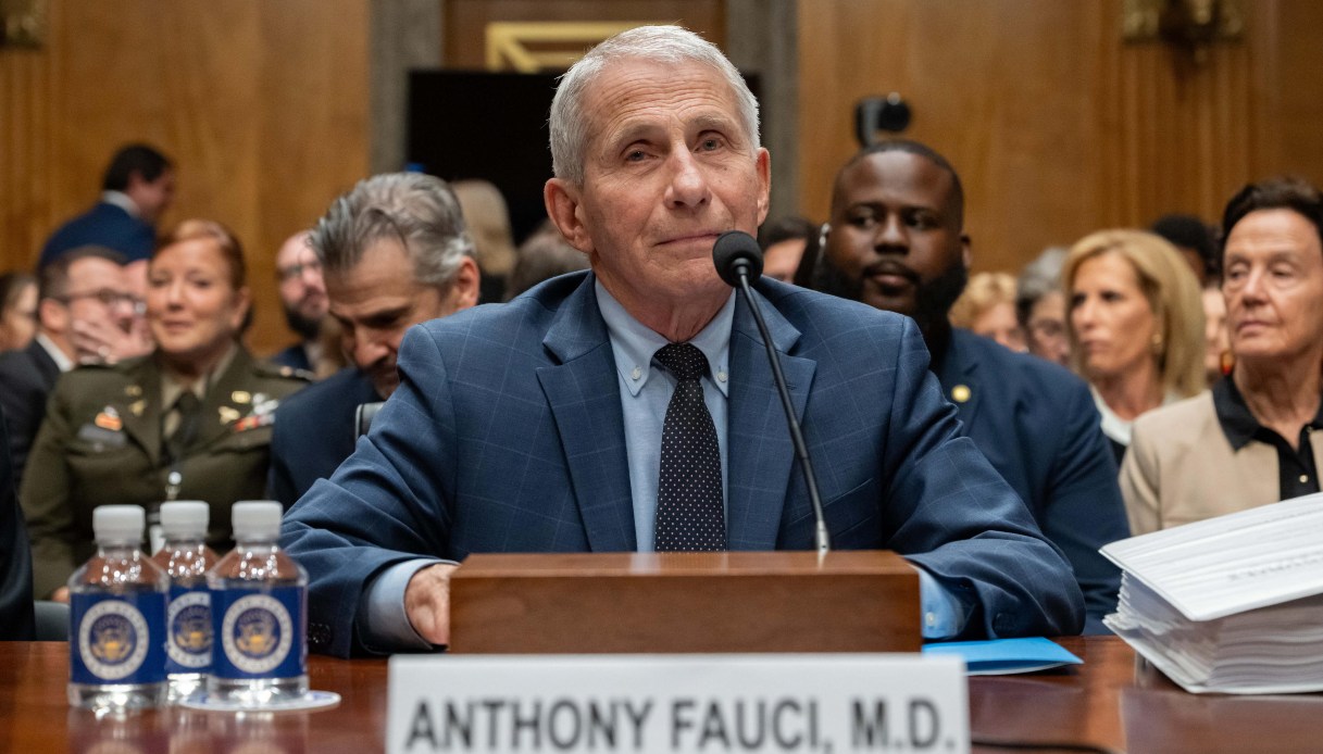 https://wips.plug.it/cips/notizie.virgilio.it/cms/2026/08/fauci-congresso-oltraggio-covid.jpg