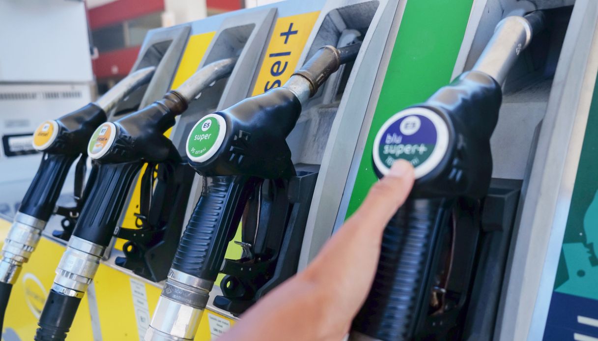 caro carburante ferragosto 2026 costa di pi249 rispetto al 2025 il prezzo di un pieno 232 da record da Virgilio.it caro carburante ferragosto 2026 costa di pi249 rispetto al 2025 il prezzo di un pieno 232 da record