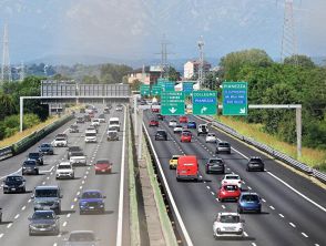 Viaggiano per 100 km col figlio morto in auto, tragedia sull'A21 a Voghera: 