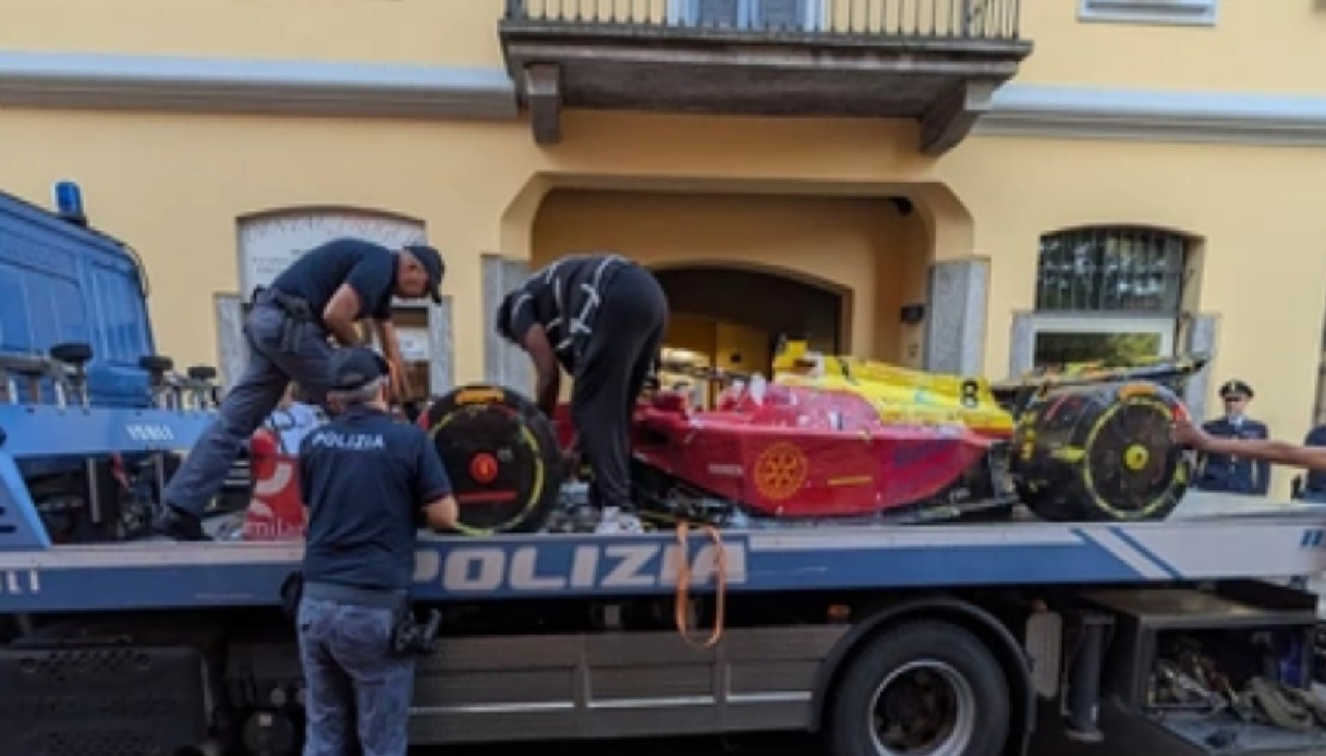 Una monoposto di Formula 1 in cartapesta attraversa le strade di Monza con un messaggio di inclusione